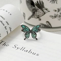 Détail macro de la bague papillon vintage avec émail sarcelle sur métal noir poli - Ouvert Réglable / Style Papillon Émail Goutte d'Huile Sarcelle (JZ5050A)