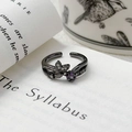 Gros plan sur bague papillon vintage avec zircon violet et détails de strass blancs - Ouvert Réglable / Papillon Zircon Violet Avec Petite Fleur (JZ5149A)