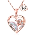 Detalle del colgante corazón de oro rosa con unicornio arcoíris y grabado You Are Magical - Letra W