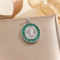 Detailansicht Maria-Anhänger mit grünen Zirkonia-Steinen auf eleganter Seiden-Schmuckbox - Nur Anhänger (Jungfrau Maria Relief) / Silber Grün Zirkonia (TP-04368-02)