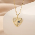 Dettaglio macro della collana con cuore dorato, occhio del male blu e pietre incastonate - Stile Malocchio Cuore Oro (TP-04487-01) / Oro
