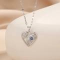 Vista macro del pendente a cuore con zirconi blu occhio del male e catena d'argento - Stile Malocchio Cuore Argento (TP-04487-02) / Argento