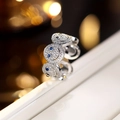 Detailansicht eines Silberrings mit lächelnden Gesichtern aus Zirkon und blauen Augen - Silber Saphirblau Zirkonia Ring