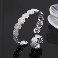 Makro-Detail des silbernen Smiley-Armreifs mit Zirkonia-Besatz und blauen Steinen - Silver Türkis Zirkonia Set