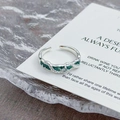 Vue détaillée de la bague serpent en émail vert et cristaux sur carte de support - Ouvert Réglable / Style de Forme de Vigne en Émail Vert (JZ4172A)