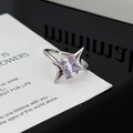 Makroaufnahme der silbernen Hexagramm-Ring mit lila Zirkonia auf weißer Karte - Doppelstern Lavendel Zirkon-Stil (JZ0949)