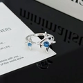 Detalle del anillo de estrella ajustable en plata con piedras de circón azul brillante - Estilo Estrella de Cuatro Puntas Gema Azul (JZ1343A)
