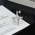 Detalle macro de anillo de hexagrama de plata con circón en una tarjeta elegante - Estilo Estrella de Cruz Circón Rectángulo (JZ1823)