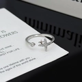 Detalle macro de anillo ajustable plateado con estrella de circón y diamantes redondos - Estilo Estrella de Cuatro Puntas Pavé Diamante Único (JZ2239)