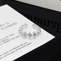 Detalle macro del anillo de estrella ajustable de plata con piedras de circonita cúbica - Estilo Micro Diamante Entrelazado Estrella Dentada (JZ2419)