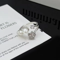 Detalle de anillo ajustable plateado con tres perlas y estrella de circón en tarjeta blanca - Estilo Estrella de Cinco Puntas Perla Degradada (JZ3807A)