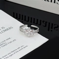 Detalle macro de anillo hexagonal ajustable de plata con circonitas brillantes engastadas - Estilo Estrella de Ocho Puntas Pavé Circón (JZ5471A)