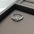 Detailansicht des silbernen Bambus-Rings mit Zirkonia-Steinen auf Schmuck-Display - Einstellbar Offen / Zirkonia Blatt Bambus Offener Ring (JZ3503A)