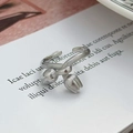 Nahaufnahme des silbernen Tulpen-Wickelrings mit vertikal gebürsteter Metallstruktur - Tulpen-Crossover-Stil (JZ0056A)