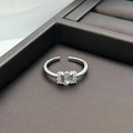 Detailaufnahme des Bambus-Silberrings mit ovalem Opal und Zirkonia-Verzierungen - Einstellbar Offen / Perlenstruktur Transparenter Stein Offener Ring (JZ5382A)