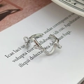 Dettaglio macro dell'anello a fiocco d'argento con fascia ondulata e regolabile - Stile Fiocco Ondulato (JZ0070A)
