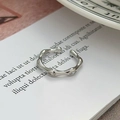 Dettaglio dell'anello d'argento a onde con due pietre brillanti su una rivista - Stile Onda con Pietra Marquise (JZ0517A)