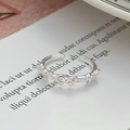 Vista macro di un anello in argento regolabile con fiocchetti e zirconi incastonati - Stile Fiocco Squisito con Zirconia (JZ0709A)