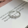Dettaglio ravvicinato di un anello a fiocco argento con trama a spirale e zircone - Stile Fiocco Trama a Spirale (JZ0802A)