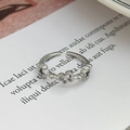 Dettaglio ravvicinato di un anello aperto in argento con farfalla e fiori traforati - Stile Floreale Farfalla Traforato Vintage (JZ1288A)