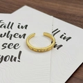 Detail eines vintage goldenen Rings mit Zirkonia-Steinen auf weißer Kunstkarte - Vintage Lünetten-Stil (JZ5249)