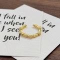 Detailansicht eines goldenen Vintage-Rings mit gebürsteter Textur und Zirkonia - Streifen Zirkon Stil (JZ5257)