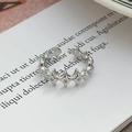 Dettaglio macro di un anello regolabile in argento con motivo a stella e zirconi - Stile Stella Irregolare con Zirconia (JZ2419)