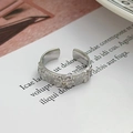 Dettaglio dell'anello aperto in argento con texture verticali e rilievo a girasole - Stile Rigato con Rilievo Girasole (JZ2556)