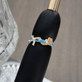 Detailaufnahme eines Flugzeug-Emaille-Rings mit blau-orangen Farben auf einem Ringständer - Einstellbar Offen