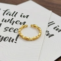 Nahaufnahme eines goldenen Vintage-Rings mit hohlen Gliedern und kleinen weißen Kristallen - Vintage Gliederstil (JZ5669)