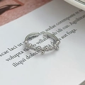 Dettaglio dell'anello regolabile in argento con trama a corda e perline lucide - Stile Trama Perla Corda Intrecciata (JZ2669A)