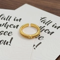 Detailansicht des goldenen Vintage-Milgrain-Rings mit feiner Perlenstruktur auf Karte - Milgrain Luxus-Stil (JZ5672)