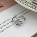 Dettaglio dell'anello regolabile argento con foglie e fiori in cristalli lucidi - Stile Pavé Fiore Foglia (JZ3670A)