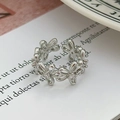 Dettaglio anello fiore argento con petali traforati e zircone bianco centrale - Stile Fiore a Cinque Petali Traforato con Zirconia (JZ3772A)
