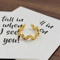 Detail eines goldenen Wellenrings mit drei Zirkonia-Steinen und Spiegelglanz-Finish - Spiegelwellenstil (JZ6050)