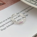 Dettaglio anello aperto in argento con intarsio lavanda su libro e piatto di ceramica - Stile Intarsio Viola Aerodinamico (JZ4055A)