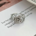 Macro di un anello a rosa argento con pietre pavé e fascia testurizzata regolabile - Stile Regolabile Forma Rosa (JZ4100A)