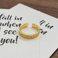 Nahaufnahme eines goldenen Vintage-Rings mit geprägter Weizenähren-Textur und Öffnung - Ährenrelief-Stil (JZ6110)