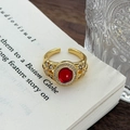 Makro-Detail des Vintage Goldrings mit großem rotem Stein und floralen Akzenten - Einstellbar Offen / Roter Rubin Blumenstil (JZ1115A)