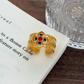 Detailaufnahme eines hohlen Goldrings mit Emaille auf einem antiken Buch - Einstellbar Offen / Kleeblatt Rot-Grün Emaille-Stil (JZ1160A)