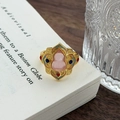 Makro-Detail des Vintage Gold-Lotosrings mit rosa Kürbisstein und buntem Emaille-Inlay - Einstellbar Offen / Rosa Kalebasse Lotusrand-Stil (JZ1203A)