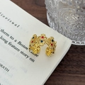 Dettaglio di anello dorato stile vintage con motivo a corona traforato e smalto colorato - Aperto Regolabile / Stile Corona di Corte Intarsiata Multicolore (JZ1629A)