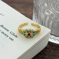 Dettaglio dell'anello smaltato retrò con pietra rossa e motivi tradizionali di nuvole - Aperto Regolabile / Stile Floreale Ruyi Smalto Rosso Blu (JZ1707A)