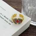 Dettaglio dell'anello smaltato vintage con nuvole cinesi su un libro bianco - Aperto Regolabile / Stile Intrecciato Ruyi Bicolore Rosso Blu (JZ2602A)