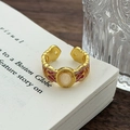 Dettaglio macro di anello vintage smaltato con opale bianco e artigianato floreale - Aperto Regolabile / Stile Floreale Rosso Rosa Occhio di Gatto Bianco Latte (JZ2741A)