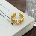 Dettaglio anello dorato traforato con pietra rosa centrale e piccoli strass - Aperto Regolabile / Stile Floreale Traforato Ovale Rosa (JZ4282)