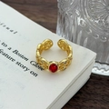 Dettaglio anello vintage dorato con motivi floreali traforati e gemma rossa - Aperto Regolabile / Stile Strass Traforato Tondo Oro Rosso (JZ4411)