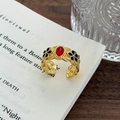 Dettaglio ravvicinato dell'anello smaltato retrò con gemma rossa e motivi floreali - Aperto Regolabile / Stile Classico Fiore a Cinque Petali Rosso Blu (JZ4442)