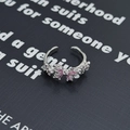 Detail eines silbernen Schleifenrings mit rosa und weißen Zirkonia im offenen Design - Einstellbar Offen / Schmetterling-Stil (JZ0828A)