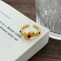 Dettaglio anello vintage in smalto dorato con gemma rossa su pagine di un libro - Aperto Regolabile / Stile Intagliato Traforato Rubino Scuro (JZ6003)